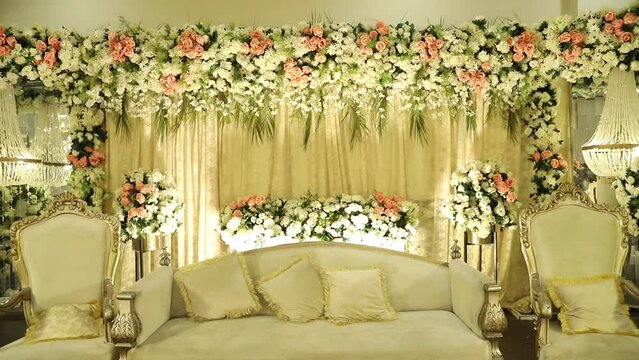 Golden Glow of Walima Decor &ndash; A Majestic Pakistani-Indian Wedding Reception with Elegant Lighting and Luxurious Ambiance