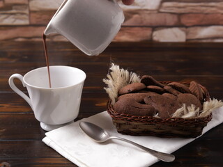 Versare cioccolato nella tazza