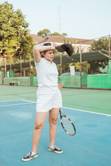 Tennis athletes take off their hats when they are tired of playing on the tennis court