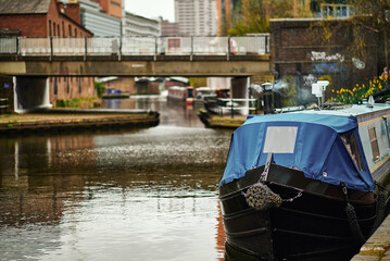 Fototapeta na wymiar Colorful boats, houses on the water in the canals of Birmingham