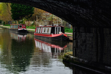 Fototapeta premium Colorful boats, houses on the water in the canals of Birmingham