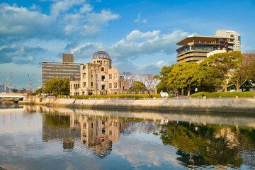 広島平和記念公園から原爆ドームを望む風景