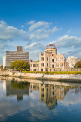 Fototapeta na wymiar 広島平和記念公園から原爆ドームを望む風景