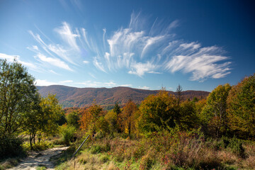Fototapeta na wymiar Jesień w Bieszczadach z chmurami Cirrus w tle.