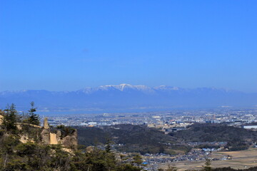 Fototapeta na wymiar 登山道から眺める琵琶湖と冠雪した蓬莱山