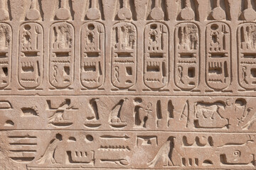 Hieroglyphen in ägyptischem Tempel 