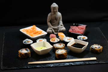 verschiedene Sushi Varianten auf einer Schieferplatte