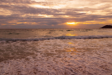 Obraz premium Ocean waves in the evening before the rain.