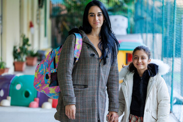Una Madre accompagna la propria figlia a scuola e le da le raccomandazioni prima di entrare...