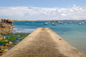 jetée vers la mer en bretagne