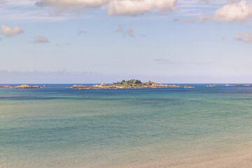 Paysage paradisiaque d'une &icirc;le au large de la Bretagne