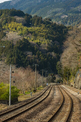 Fototapeta na wymiar 日本　徳島県三好市を流れる吉野川沿いにある大歩危駅の線路