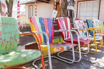 Poster Chaises colorées sur la route 66 en arizona © sarah