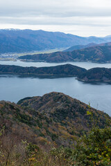 Obraz premium 日本 福井県三方上中郡若狭町の三方五湖レインボーライン山頂公園の若狭テラスから見える水月湖と三方湖