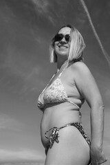 Portret kobiety w bikini na tle nieba - obrazy, fototapety, plakaty