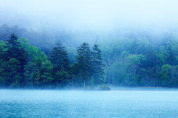 朝靄のオンネトー（足寄町）