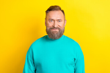 Obraz premium Photo portrait of nice retired man look camera cheerful smile good mood dressed stylish cyan outfit isolated on yellow color background