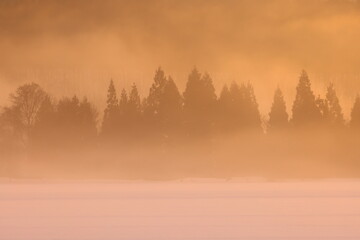 Obraz premium 岩手県西和賀町 朝焼けの冬景色