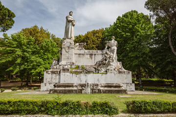 Obraz premium Monument to Francesco Petrarca on the lawn walk inside of Public park Arezzo. Built in 1928, it is the largest marble complex dedicated to Francesco Petrarca