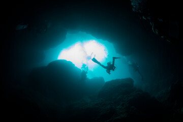 洞窟　ダイビング