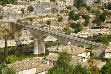 Fototapeta na wymiar Le pont de Balazuc, village médiéval au-dessus de la rivière Ardèche en France