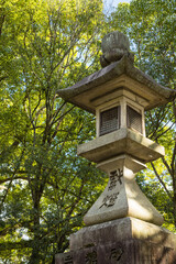 日本　奈良県奈良市の奈良公園内にある春日大社への向かう道に建つ灯籠