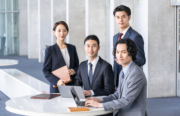 スーツを着た男女の会議シーン