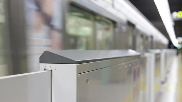 名古屋地下鉄名城線の駅の安全柵と到着した電車の風景