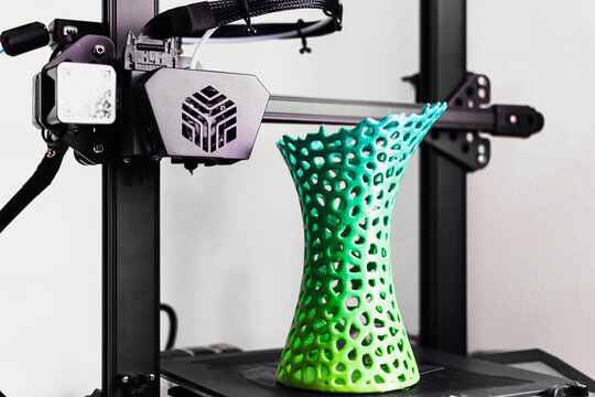 3d printing of a vase with multicolored pla filament