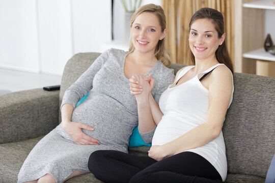 pregnant womrn relaxing with friend
