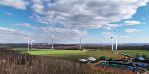 Alternative Energiegewinnung / Windkraftanlagen am Rand des Ruhrgebiets bei Castrop-Rauxel, NRW