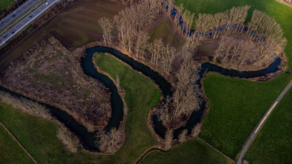 Meandrująca rzeka w Belgii