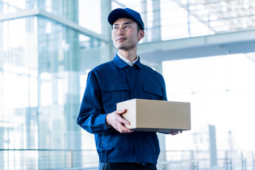 配送する日本人男性