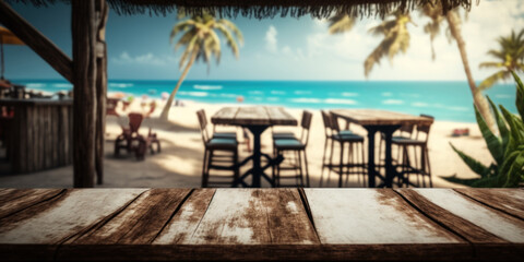 Plateau de table en bois, bar de plage avec fond flou de plage tropicale exotique. Table pour présentation de produits. Bannière de présentation d'un établissement de vacances, en bord de mer
