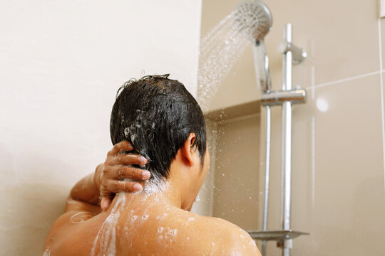 A Man Is Using Shower Cream For Dry Skin Returns Skin To Be Soft, Moisturized And Nourished