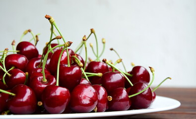 Leckere rote Kirschen auf einem Holztisch - Sommerzeit ist Kirschenzeit	