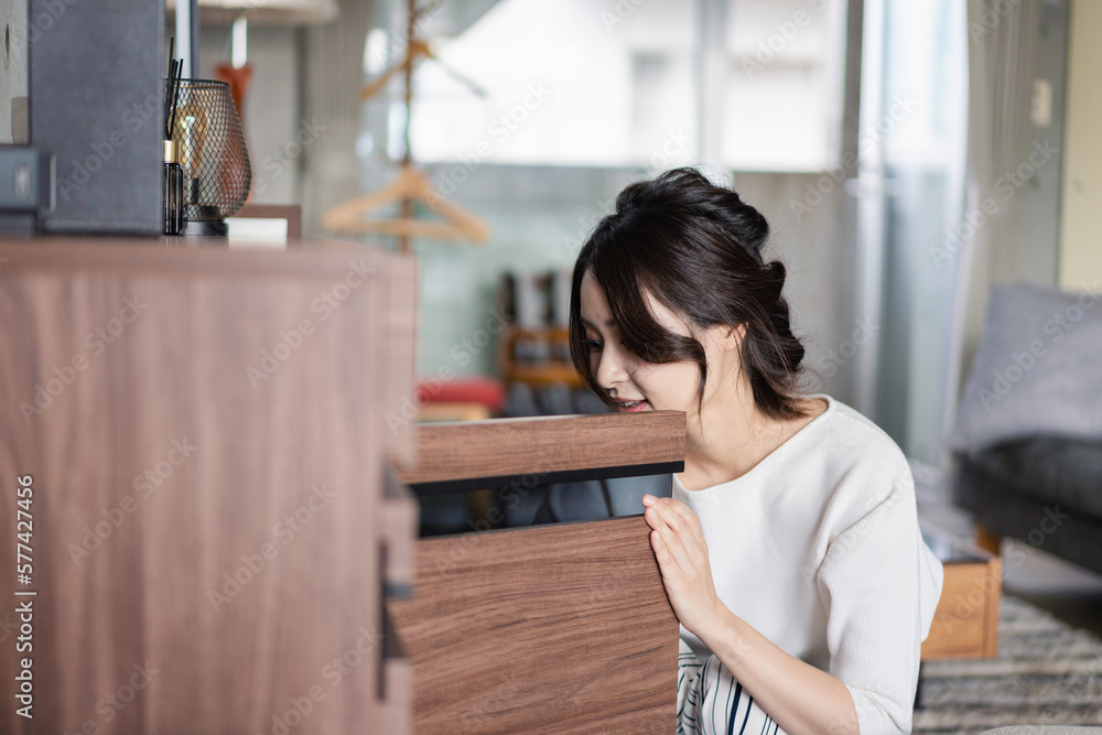 Sticker 家事をこなす若い女性