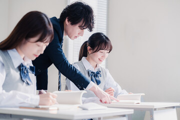 教室で授業を受ける学生