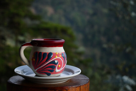 Chocolate Caliente servido en un pocillo de Barro.