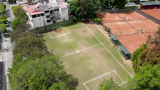 canchas para practica de deportes al aire libre como futbol y tennis 