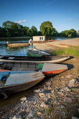 Barque et gabare en bord de la Loire en Anjou.