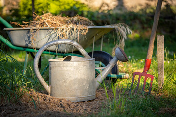 Joli jardin potager et outil de jardin au printemps.