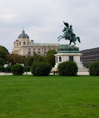 Fototapeta na wymiar Equestrian Statue in front of the Kunsthistorisches Museu Wien