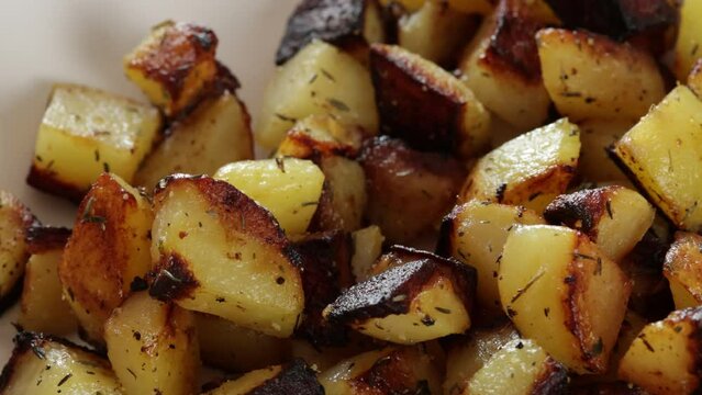cuisson de pommes de terre saut&eacute;es dans une po&ecirc;le