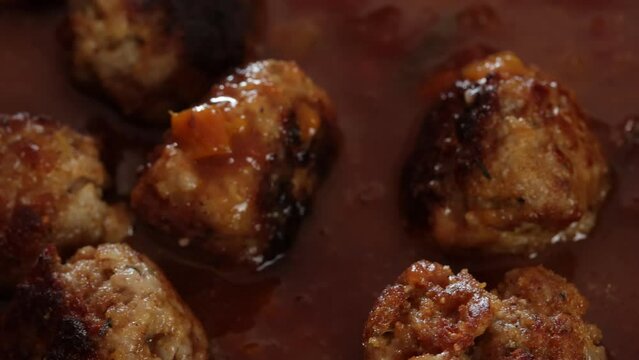 boulettes de porc en cuisson dans une po&ecirc;le