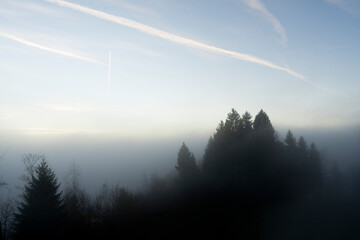 Naklejka premium Sunset in the mountains above a sea of fog