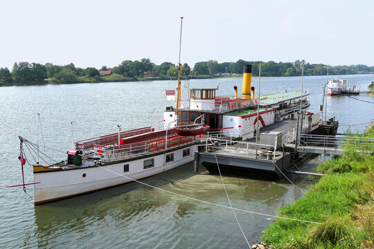 Historischer Raddampfer Kaiser-Wilhelm in Lauenburg an der Elbe