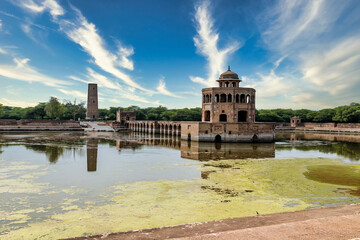 Fototapeta premium Experience the grandeur of Mughal architecture at Hiran Minar, a UNESCO World Heritage Site, exquisite minaret and tranquil lake in Sheikhupura, Pakistan, creates a truly enchanting scene