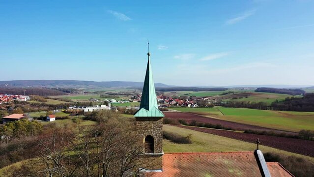 Luftbild, Drohnenaufnahmen über der Kerlachkapelle mit Blick auf Stadtlauringen. Stadtlauringen, Schweinfurt, Unterfranken, Bayern, Deutschland.
