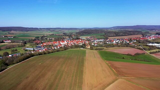 Luftbild, Drohnenaufnahmen &uuml;ber der Kerlachkapelle mit Blick auf Stadtlauringen. Stadtlauringen, Schweinfurt, Unterfranken, Bayern, Deutschland.